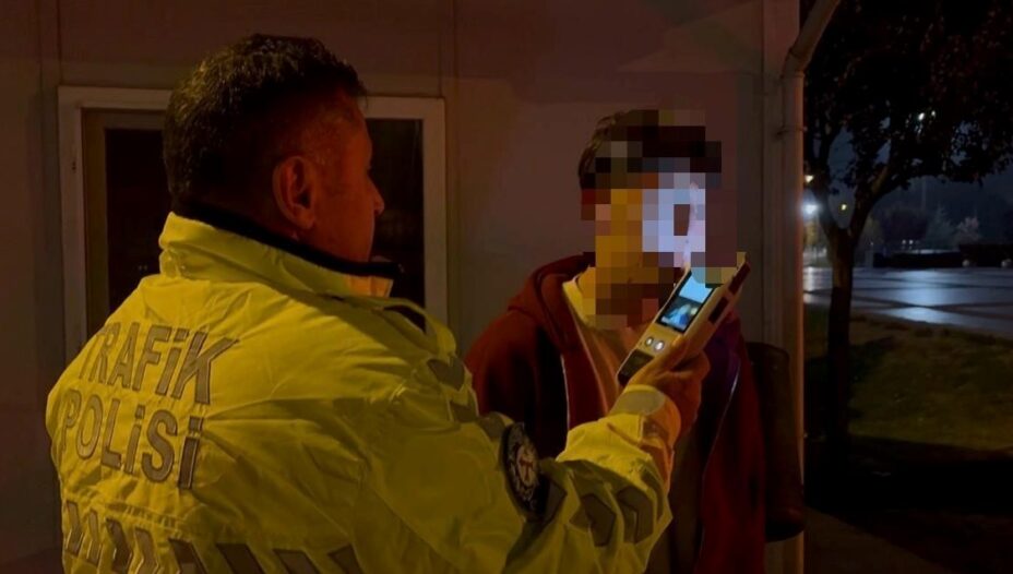 alkollu surucu tramvay duragina daldi polise beni alin birakmayin dedi JxVWTxwv.jpg